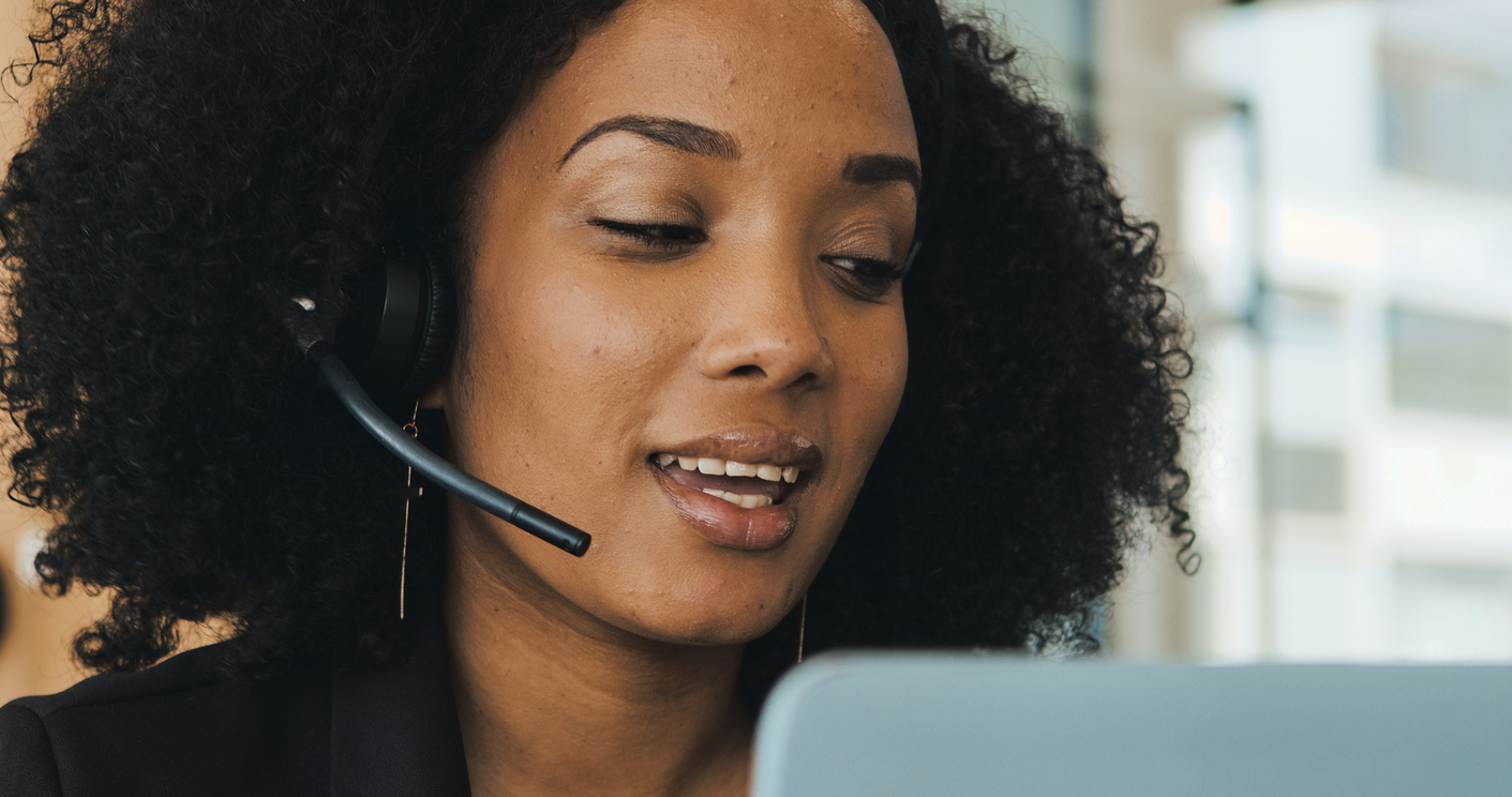 A customer service rep uses multilingual AI to speak with a customer who speaks a language other than English. 